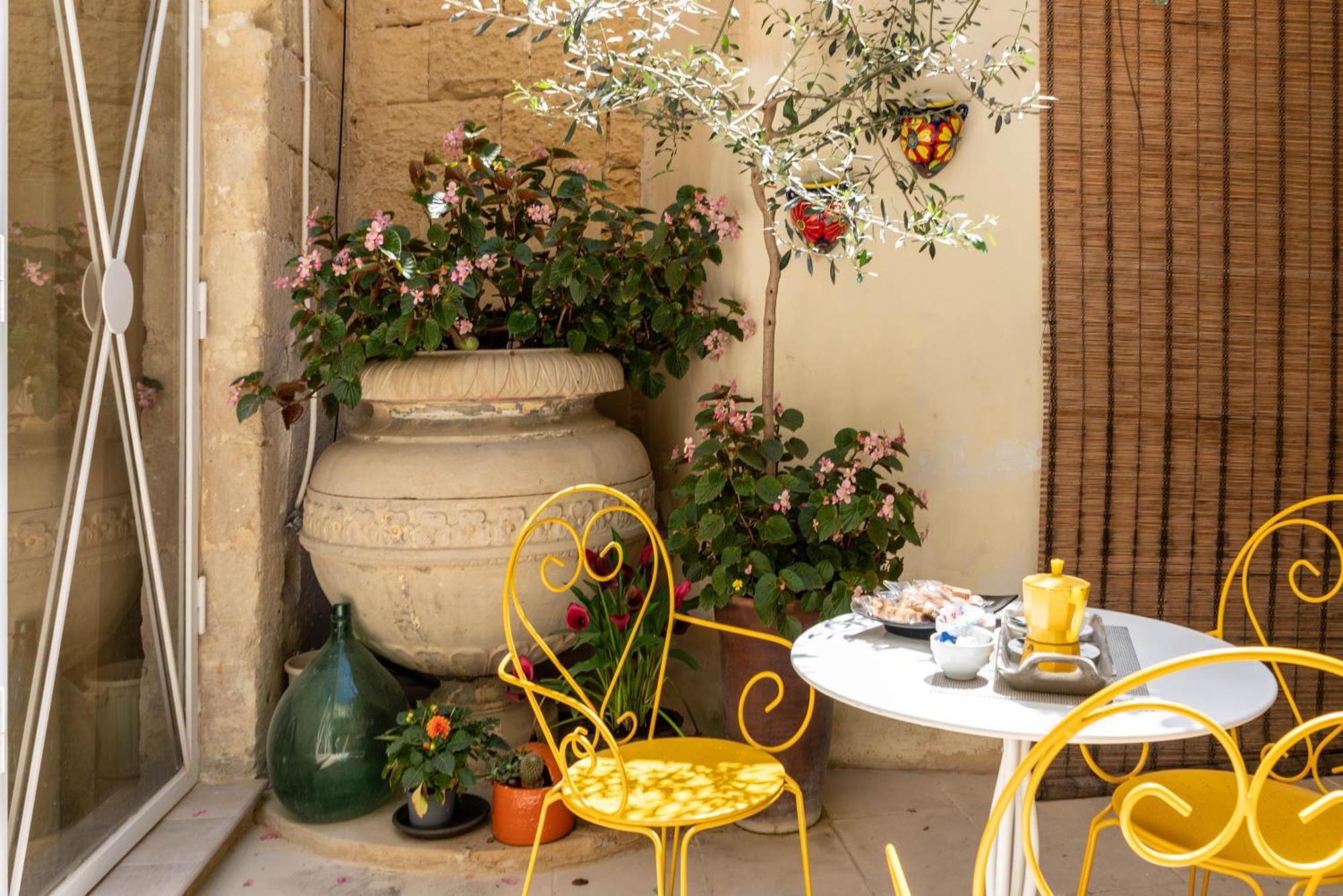 B&B Corte Dei Memoli Di Margiotta Giuseppina Lecce Eksteriør bilde